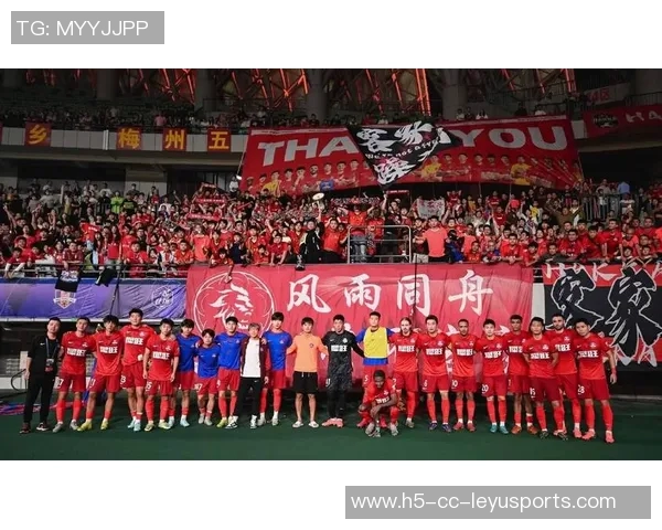 海港外援庆祝中超三连冠激情舞动更衣室尽显喜悦气氛