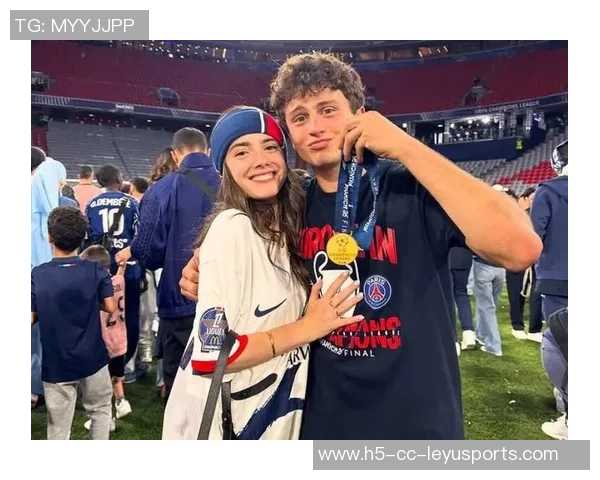 内维斯女友分享巴黎时装周精彩瞬间感受城市每个角落的魔力与魅力